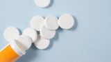 Brausetabletten vor blauem Hintergrund