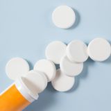 Brausetabletten vor blauem Hintergrund