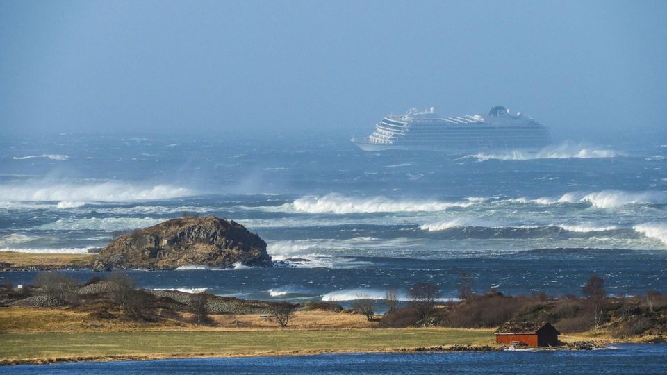Die havarierte "Viking Sky" in einem schweren Sturm vor Norwegens Küste