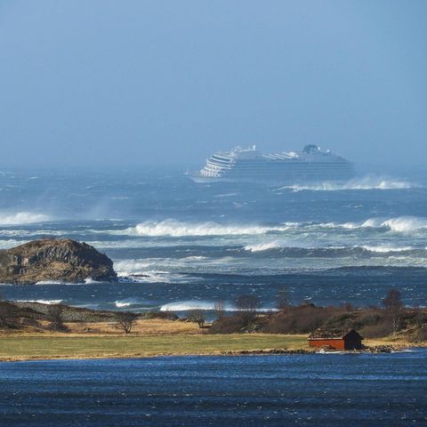 Die havarierte "Viking Sky" in einem schweren Sturm vor Norwegens Küste