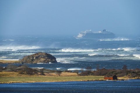 Die havarierte "Viking Sky" in einem schweren Sturm vor Norwegens Küste