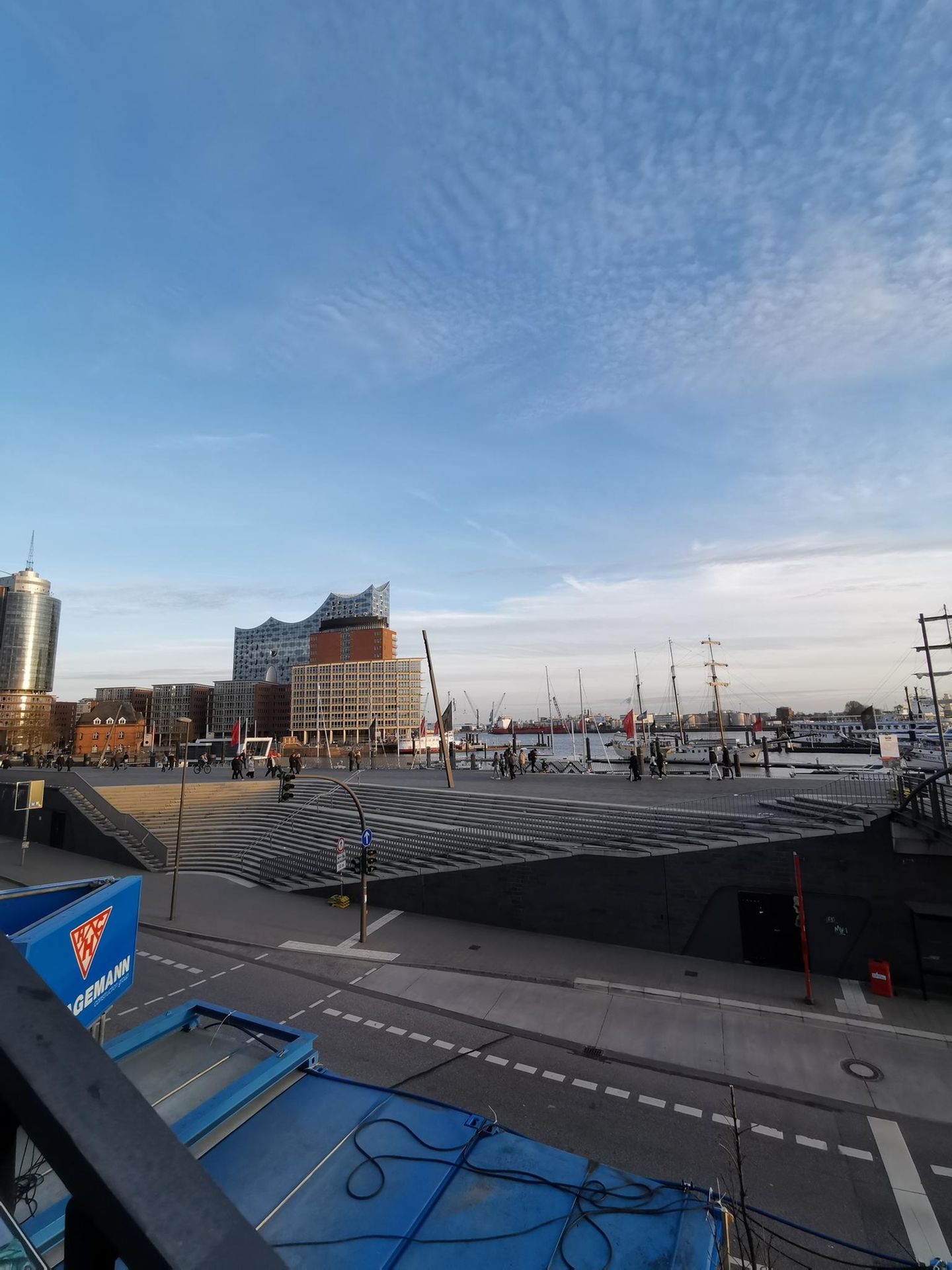 Der Hamburger Hafen und die Elbphilharmonie im Ultraweitwinkel