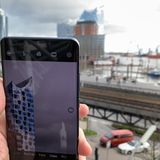 Huawei P30 Pro Smartphone macht ein Bild von der Elbphilharmonie