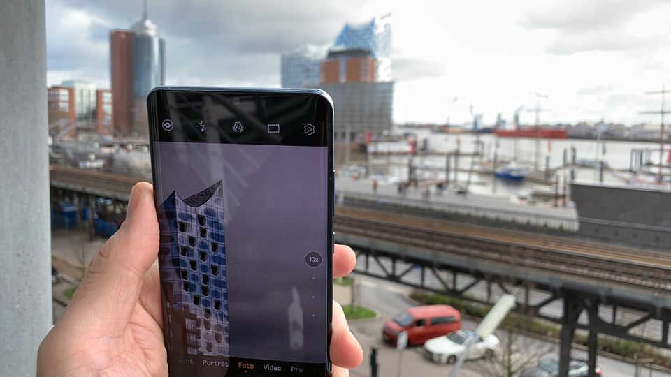 Huawei P30 Pro Smartphone macht ein Bild von der Elbphilharmonie