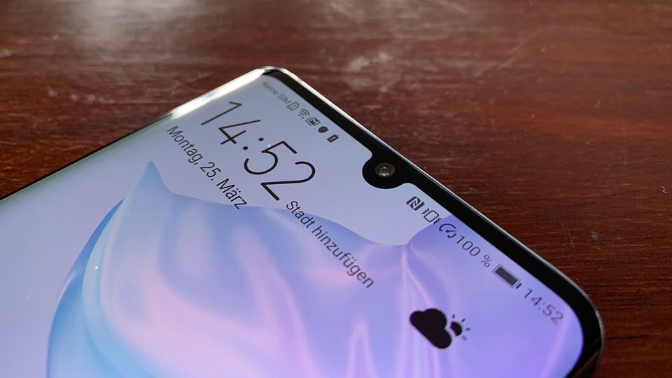 Neues Spitzensmartphone: Nur die Frontkamera durchbricht das fast randlose Display. Sie lässt sich auch zum Entsperren nutzen. Nur die Frontkamera durchbricht das fast randlose Display. Sie lässt sich auch zum Entsperren nutzen.