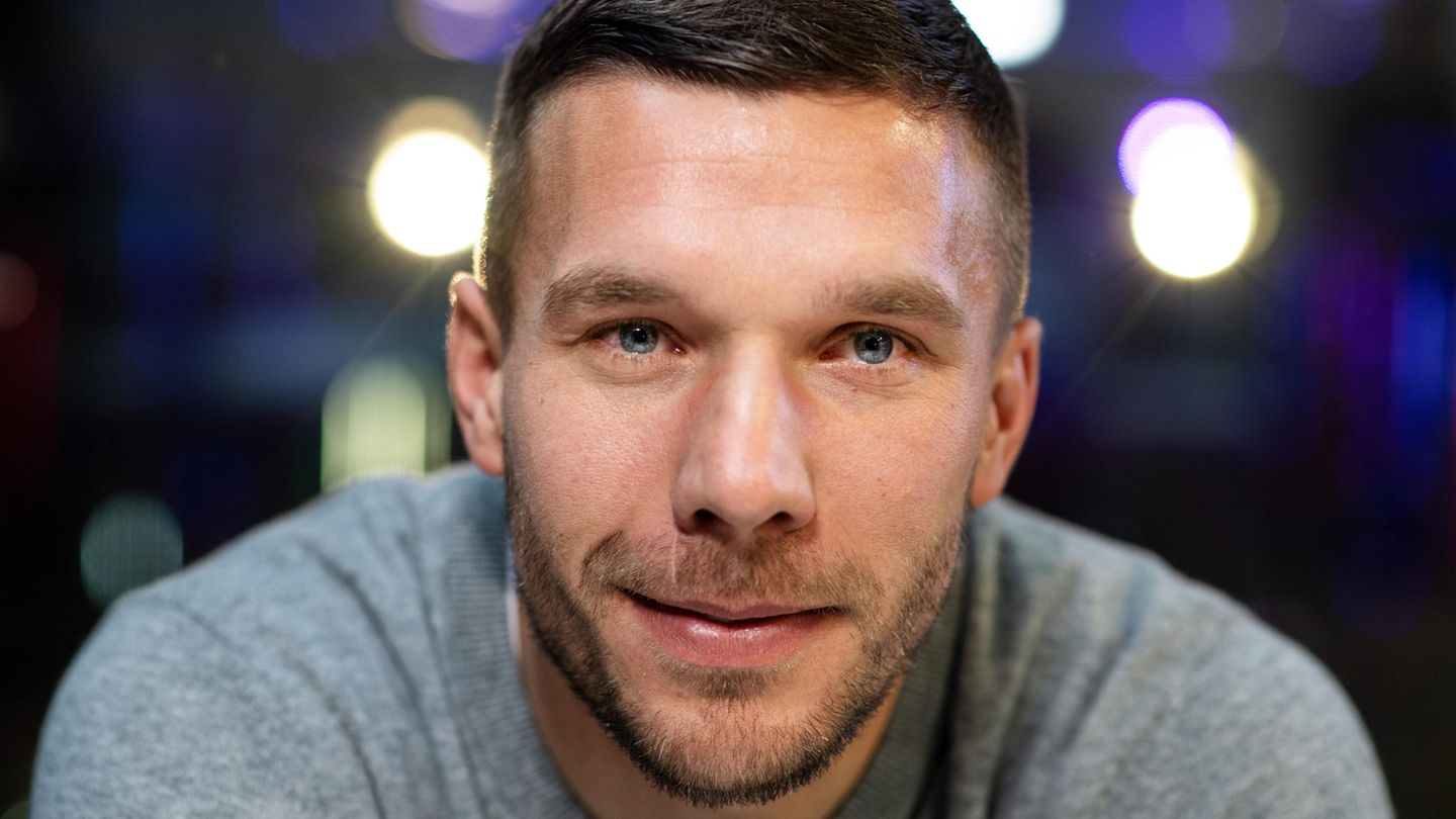 Lukas Podolski schaut in die Kamera
