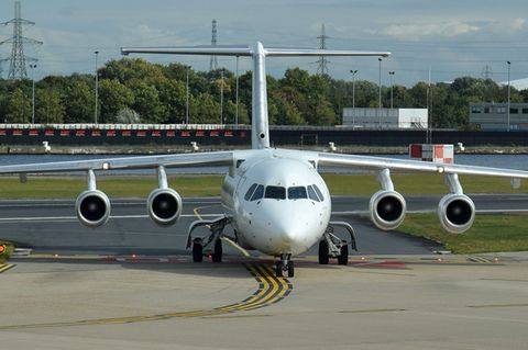 Eignet sich für kurze Start- und Landebahnen: eine vierstrahlige British Aerospace BAe 146 am London City Airport