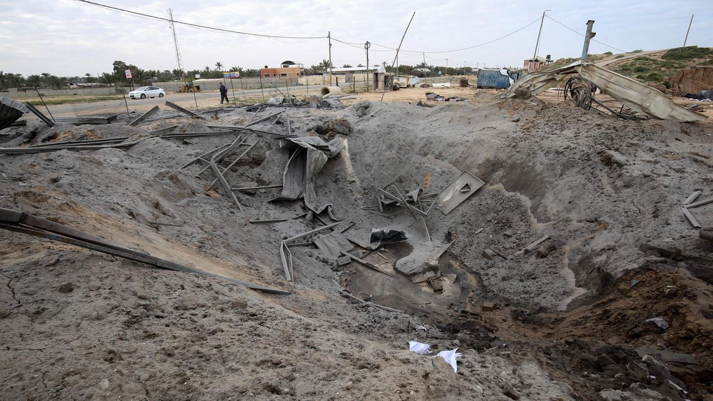 Ein Krater nach dem israelischen Luftangriff auf ein Gebiet der Hamas im Gazastreifen