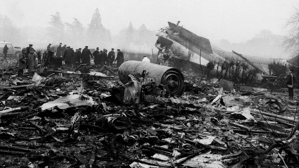 In den 1960er Jahren: Eines von vielen Unglücken: Reste einer Boeing 727 der Ariana Airline, die im Nebel kurz vor der Landung in London-Gatwick im Januar 1969 abstürzte Eines von vielen Unglücken: Reste einer Boeing 727 der Ariana Airline, die im Nebel kurz vor der Landung in London-Gatwick im Januar 1969 abstürzte