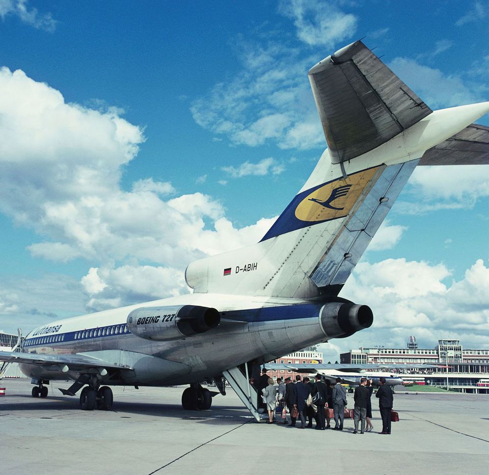 In den 1960er Jahren: Zustieg durch die Hecktreppe: Bei Lufthansa wurde die Boeing 727 "Europajet" genannt. Die Maschinen waren bei der Fluglinie von 1964 bis 1992 im Einsatz. Zustieg durch die Hecktreppe: Bei Lufthansa wurde die Boeing 727 "Europajet" genannt. Die Maschinen waren bei der Fluglinie von 1964 bis 1992 im Einsatz.