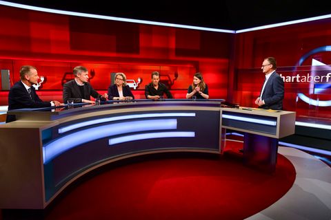 Herbert Diess, Ulf Poschardt, Svenja Schulze, Markus Lanz, Luisa Neubauer und Moderator Frank Plasberg bei "Hart aber fair"