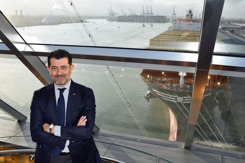 Mit einem MSC Containerschiff im Rücken: Gianni Onorato im Yacht Club der "MSC Bellissima". Der Italiener leitet als Chief Executive Officer das Unternehmen MSC Cruises seit 2013.