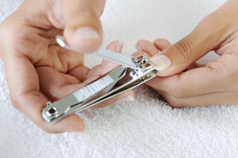 Nagelschere oder Nagelklipser können feine Risse auf dem Nagel verursachen. Am besten kürzen Sie Ihre Nägel mit einer Nagelfeile. Feilen aus Glas oder Sandblatt sind grundsätzlich schonender als Feilen aus Metall.  Es kann vorkommen, dass Nägel zu dick sind, um sie effektiv mit einer Feile zu kürzen. In diesem Fall können Sie auf einen Nagelknipser zurückgreifen. Es gibt auch robuste Varianten für besonders "hartnäckige" Fälle. Gönnen Sie Ihren Füßen vorher ein Fußbad - das weicht die Nägel auf und erleichtert das Schneiden.  Nägel sollten grundsätzlich kurz gehalten werden. Lange Nägel brechen leichter ab, splittern und können so für Verletzungen sorgen. 