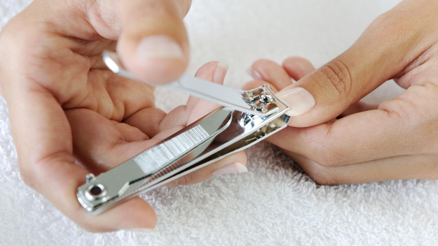 Nagelschere oder Nagelklipser können feine Risse auf dem Nagel verursachen. Am besten kürzen Sie Ihre Nägel mit einer Nagelfeile. Feilen aus Glas oder Sandblatt sind grundsätzlich schonender als Feilen aus Metall.  Es kann vorkommen, dass Nägel zu dick sind, um sie effektiv mit einer Feile zu kürzen. In diesem Fall können Sie auf einen Nagelknipser zurückgreifen. Es gibt auch robuste Varianten für besonders "hartnäckige" Fälle. Gönnen Sie Ihren Füßen vorher ein Fußbad - das weicht die Nägel auf und erleichtert das Schneiden.  Nägel sollten grundsätzlich kurz gehalten werden. Lange Nägel brechen leichter ab, splittern und können so für Verletzungen sorgen. 