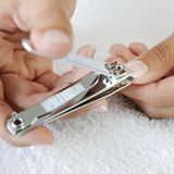 Nagelschere oder Nagelklipser können feine Risse auf dem Nagel verursachen. Am besten kürzen Sie Ihre Nägel mit einer Nagelfeile. Feilen aus Glas oder Sandblatt sind grundsätzlich schonender als Feilen aus Metall.  Es kann vorkommen, dass Nägel zu dick sind, um sie effektiv mit einer Feile zu kürzen. In diesem Fall können Sie auf einen Nagelknipser zurückgreifen. Es gibt auch robuste Varianten für besonders "hartnäckige" Fälle. Gönnen Sie Ihren Füßen vorher ein Fußbad - das weicht die Nägel auf und erleichtert das Schneiden.  Nägel sollten grundsätzlich kurz gehalten werden. Lange Nägel brechen leichter ab, splittern und können so für Verletzungen sorgen. 