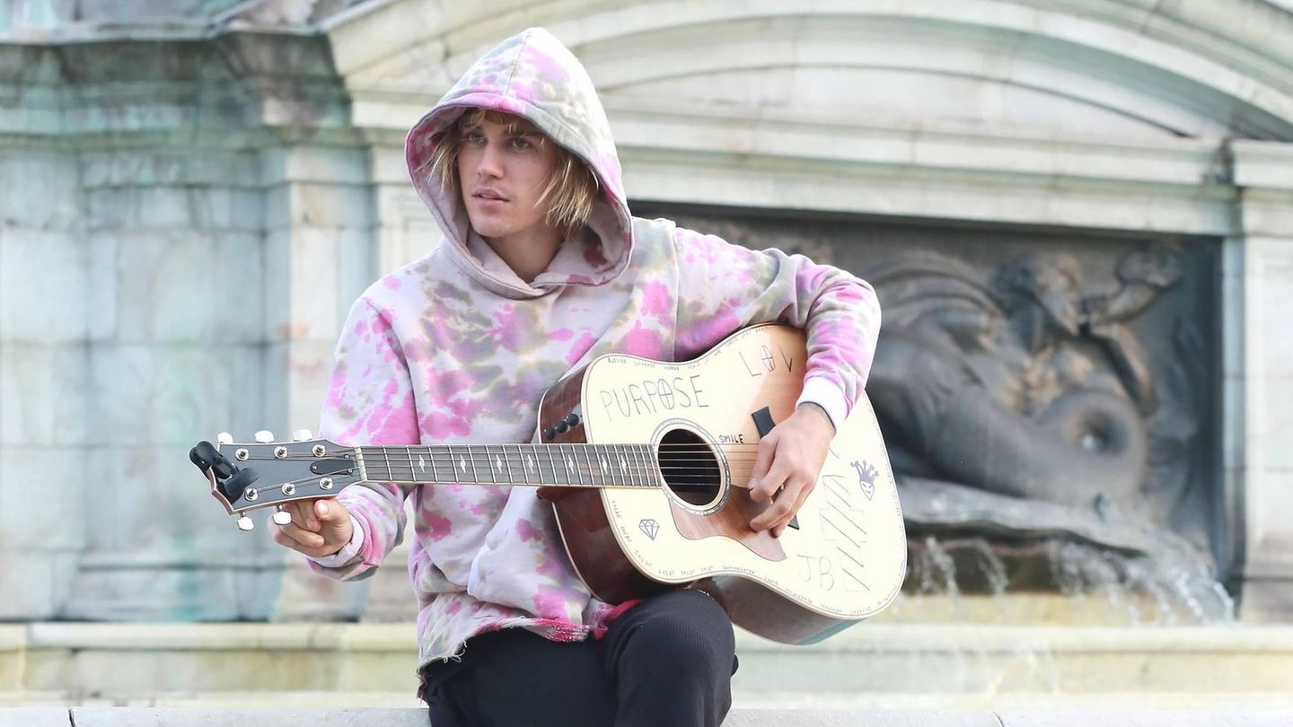 Justin Bieber spielt in London Gitarre