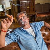 Der ehemalige Hedge-Fonds-Manager Florian Homm, 55, in der Royal Suite im Schlosshotel Kronberg in Frankfurt, 2014: Ein Jahr zuvor wurde er in Italien verhaftet, weil er des Betrugs beschuldigt wurde. 200 Millionen Dollar soll er von Investoren ergaunert haben. Nach 15 Monaten in Untersuchungshaft wurde er jedoch aufrund einer Formsache freigelassen. Seitdem genießt er in Deutschland Asyl. Trotz eines Haftbefehls des FBI und der Schweiz wird er nicht ausgeliefert.