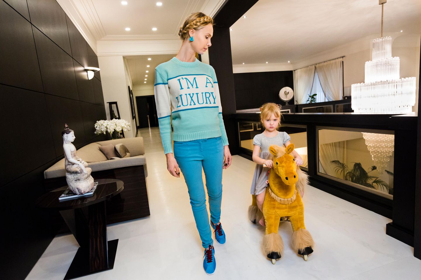 Bei Ilona, der Frau eines russischen Oligarchen, steht ein anderer Designer hoch im Kurs. Andrej Artjomow heißt er und ist der Schöpfer der Modelinie Walk of Shame, die sich in den obersten Kreisen Moskaus großer Beliebtheit erfreut. 