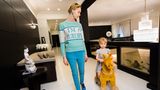 Bei Ilona, der Frau eines russischen Oligarchen, steht ein anderer Designer hoch im Kurs. Andrej Artjomow heißt er und ist der Schöpfer der Modelinie Walk of Shame, die sich in den obersten Kreisen Moskaus großer Beliebtheit erfreut. 