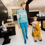 Bei Ilona, der Frau eines russischen Oligarchen, steht ein anderer Designer hoch im Kurs. Andrej Artjomow heißt er und ist der Schöpfer der Modelinie Walk of Shame, die sich in den obersten Kreisen Moskaus großer Beliebtheit erfreut. 