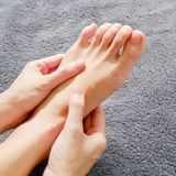 Auch wenn die Versuchung groß ist: Achten Sie darauf, Finger und Fußnägel beim Kürzen nicht zu sehr abzurunden. Sonst besteht die Gefahr, dass sich der nachwachsende Nagel in die Haut bohrt und einwächst.  Bei Fußnägeln ist das Risiko besonders groß, da enge Schuhe seitlich auf den Nagel drucken können. Dermatologen raten daher, Fußnägel gerade abzuschneiden. Haben Sie häufiger Probleme mit eingewachsenen Zehennägeln, sollten Sie einen Arzt zurate ziehen.