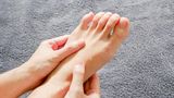 Auch wenn die Versuchung groß ist: Achten Sie darauf, Finger und Fußnägel beim Kürzen nicht zu sehr abzurunden. Sonst besteht die Gefahr, dass sich der nachwachsende Nagel in die Haut bohrt und einwächst.  Bei Fußnägeln ist das Risiko besonders groß, da enge Schuhe seitlich auf den Nagel drucken können. Dermatologen raten daher, Fußnägel gerade abzuschneiden. Haben Sie häufiger Probleme mit eingewachsenen Zehennägeln, sollten Sie einen Arzt zurate ziehen.