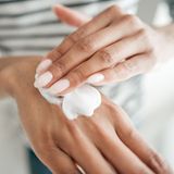 Cremen Sie Ihre Hände und Nägel regelmäßig ein – am besten täglich. Die Nägel werden dadurch geschmeidiger und widerstandsfähiger. Die Experten der Deutschen Haut- und Allergiehilfe empfehlen, Hände und Nägel zusätzlich einmal in der Woche in ein Bad aus lauwarmem Mandel- oder Olivenöl zu tauchen. Die Nägel nehmen auf diese Weise Fett und Feuchtigkeit auf.