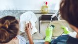 Tragen Sie Schutzhandschuhe, wenn Sie Geschirr spülen oder mit Haushaltsreinigern in Kontakt kommen. Die Chemikalien greifen die Nägel an und können sie spröde werden lassen.
