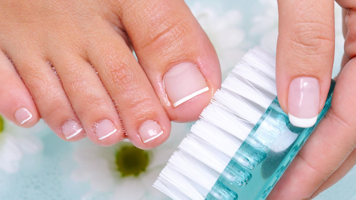 Sollte sich unter dem Nagelrand Schmutz ansammeln, entfernen Sie diesen am besten mit einer weichen Nagelbürste. Metallische Gegenstände – wie die Spitze einer Metallfeile - sind nicht empfehlenswert.