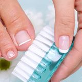 Sollte sich unter dem Nagelrand Schmutz ansammeln, entfernen Sie diesen am besten mit einer weichen Nagelbürste. Metallische Gegenstände – wie die Spitze einer Metallfeile - sind nicht empfehlenswert.