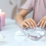 Die Nagelhaut besitzt eine wichtige Aufgabe: Sie hält Schmutz vom Nagelbett fern und beugt Entzündungen vor. Keinesfalls sollten Sie das feine Häutchen abschneiden. Stattdessen können Sie das Häutchen nach einem Fuß- oder Handbad sanft zurückschieben. Dafür eignet sich beispielsweise ein Wattestäbchen.