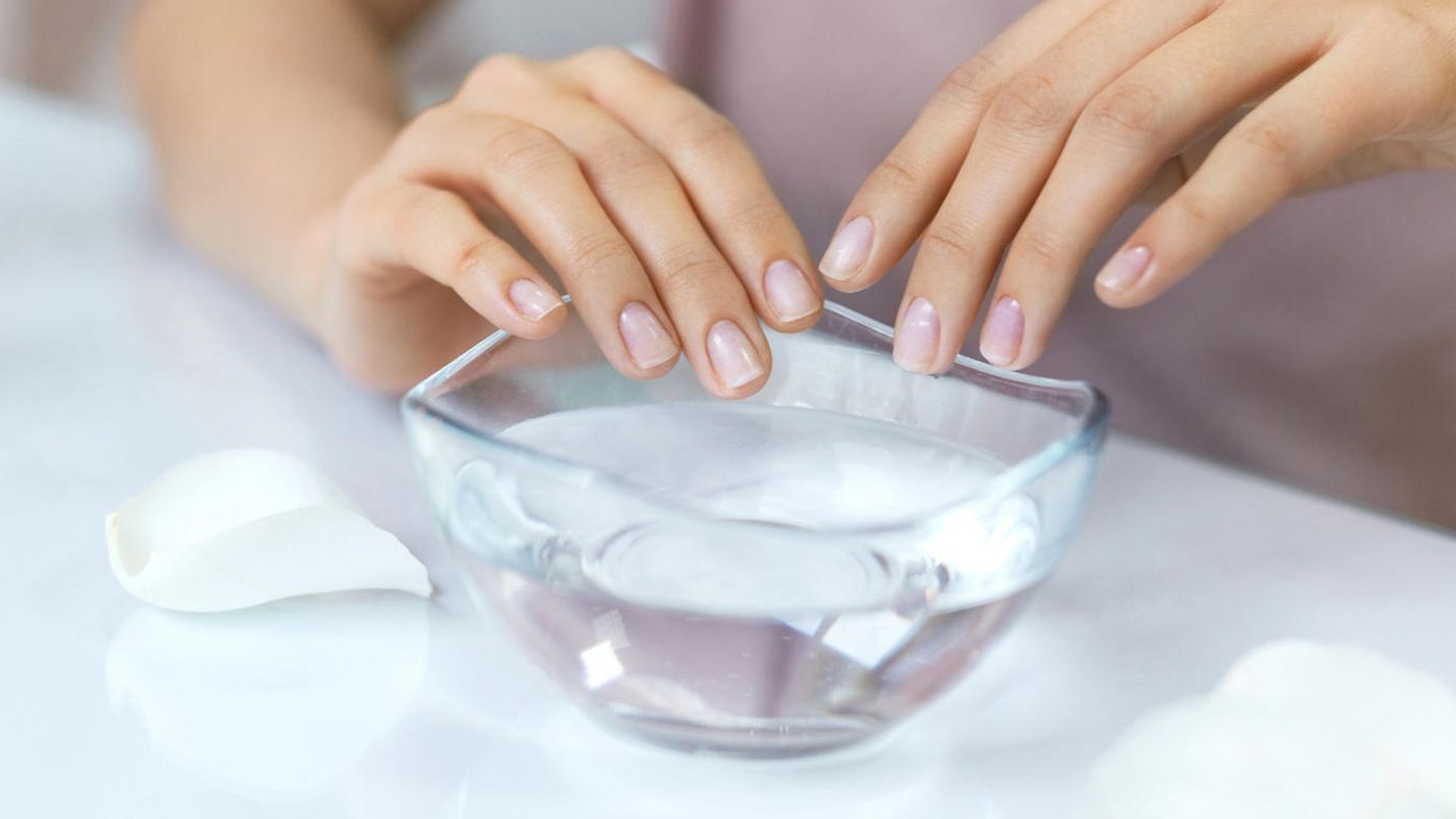 Die Nagelhaut besitzt eine wichtige Aufgabe: Sie hält Schmutz vom Nagelbett fern und beugt Entzündungen vor. Keinesfalls sollten Sie das feine Häutchen abschneiden. Stattdessen können Sie das Häutchen nach einem Fuß- oder Handbad sanft zurückschieben. Dafür eignet sich beispielsweise ein Wattestäbchen.