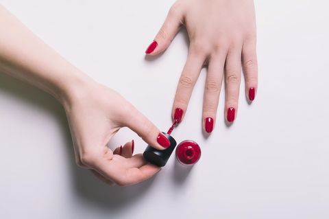 Gönnen Sie Ihren Nägeln auch mal eine Auszeit von Nagellack. Der Lack entzieht dem Nagel Feuchtigkeit und macht ihn brüchig. Intensive Farben können den Nagel gelb verfärben. Das lässt sich mit einem Unterlack verhindern.
