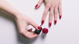 Gönnen Sie Ihren Nägeln auch mal eine Auszeit von Nagellack. Der Lack entzieht dem Nagel Feuchtigkeit und macht ihn brüchig. Intensive Farben können den Nagel gelb verfärben. Das lässt sich mit einem Unterlack verhindern.