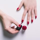 Gönnen Sie Ihren Nägeln auch mal eine Auszeit von Nagellack. Der Lack entzieht dem Nagel Feuchtigkeit und macht ihn brüchig. Intensive Farben können den Nagel gelb verfärben. Das lässt sich mit einem Unterlack verhindern.