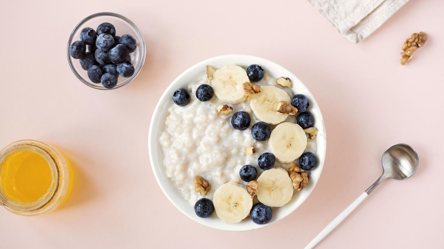 Ernähren Sie sich ausgewogen und gesund. Vor allem das Vitamin Biotin ist essenziell für gesunde Haut und Nägel. Besonders viel Biotin steckt zum Beispiel in Haferflocken, Eiern, Nüssen, Sojabohnen und Champignons.