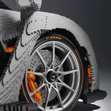 Der Lego McLaren Senna steht auf echten Pirelli Reifen