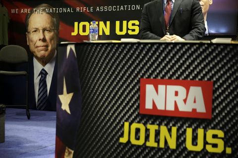 Werbeplakate der Waffenloby NRA