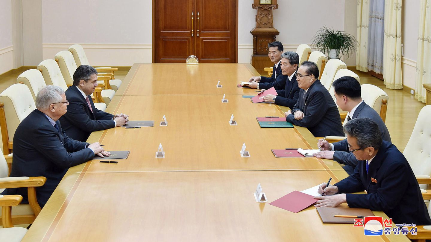 Ex-Außenminister Sigmar Gabriel (2.v.l.) zu Besuch in Nordkorea