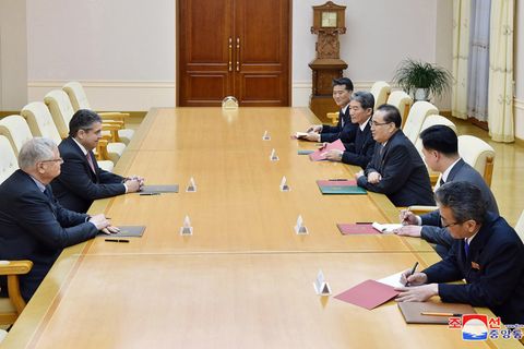 Ex-Außenminister Sigmar Gabriel (2.v.l.) zu Besuch in Nordkorea