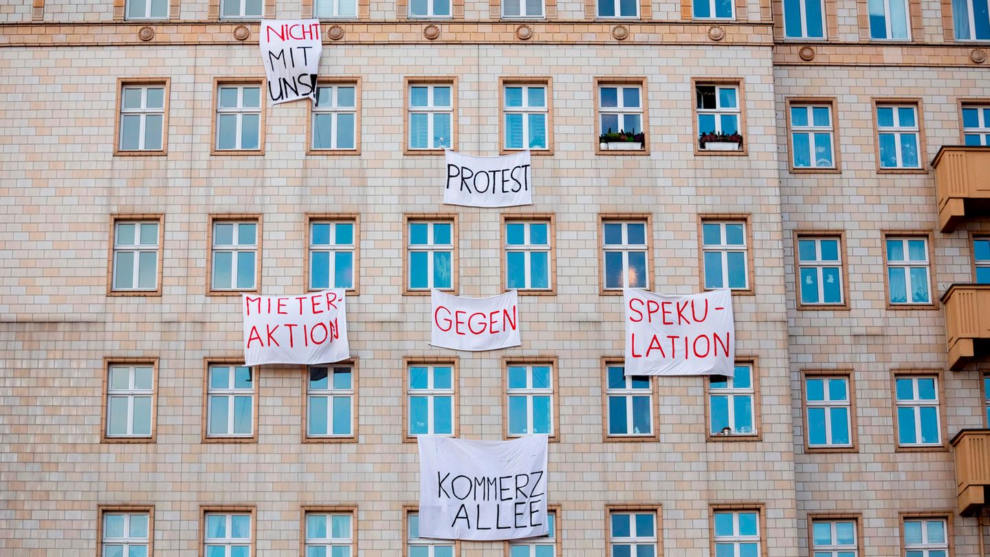 Berliner Mieter protestieren gegen den Verkauf von Mietwohnungen an die Deutsche Wohnen
