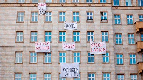 Berliner Mieter protestieren gegen den Verkauf von Mietwohnungen an die Deutsche Wohnen