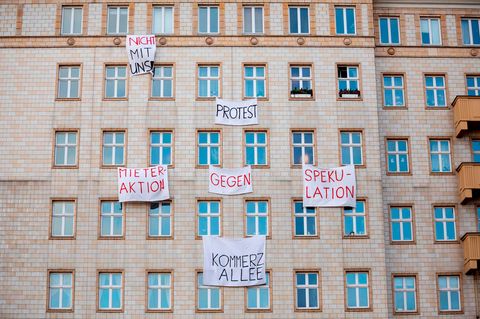 Berliner Mieter protestieren gegen den Verkauf von Mietwohnungen an die Deutsche Wohnen