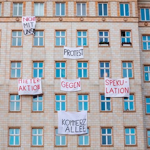Berliner Mieter protestieren gegen den Verkauf von Mietwohnungen an die Deutsche Wohnen