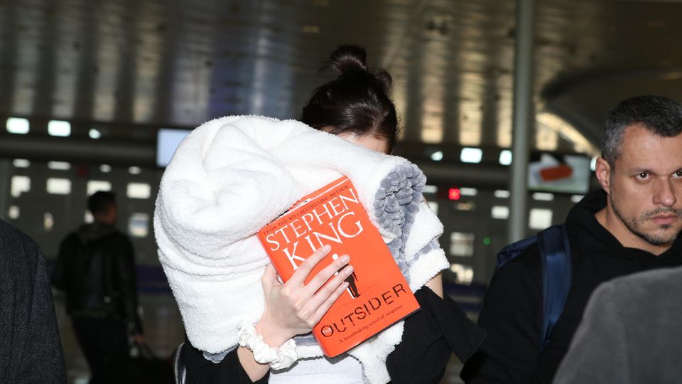 Supermodels führen Trend-Accessoire ein: Bella und Gigi Hadid machen Bücher zum schönsten Mode-Trend seit Langem Supermodels führen Trend-Accessoire ein: Bella und Gigi Hadid machen Bücher zum schönsten Mode-Trend seit Langem