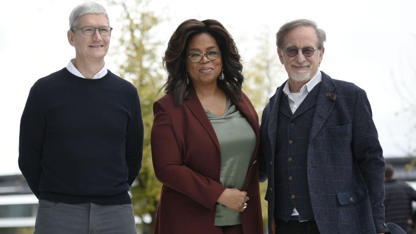 Apple-Chef Tim Cook mit zwei der mächtigsten Menschen Hollywoods: US-Talkshow-Ikone Oprah Winfrey und Regisseur und Produzent Steven Spielberg (r.), Beide wirken in künftigen Produktionen von Apple TV+ mit, das im Herbst auch in Deutschland starten soll.