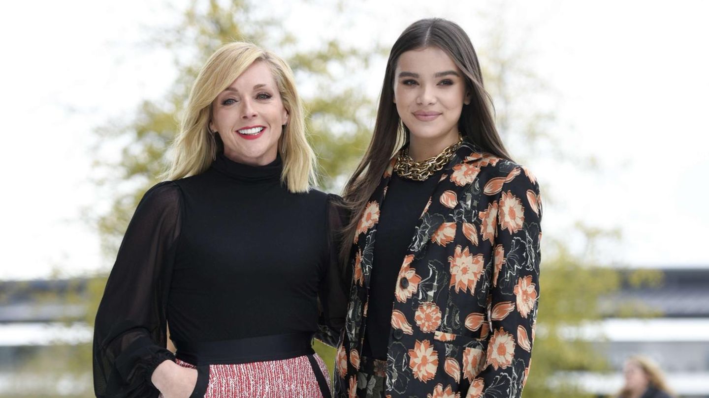 Die Schauspielerinnen Jane Krakowski (.) und Hailee Steinfeld 
