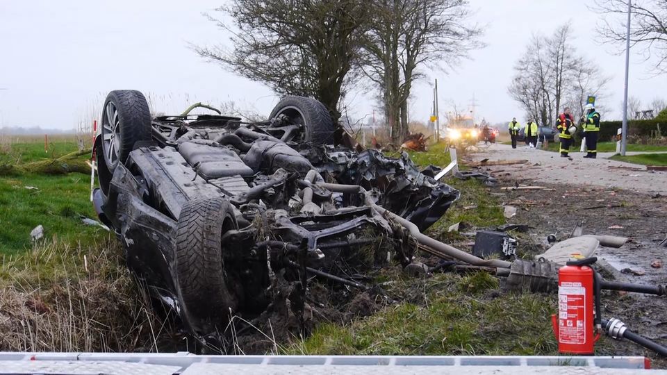 nachrichten aus deutschland suv kracht in aurich gegen bushaltestelle nachrichten aus deutschland suv kracht in aurich gegen bushaltestelle
