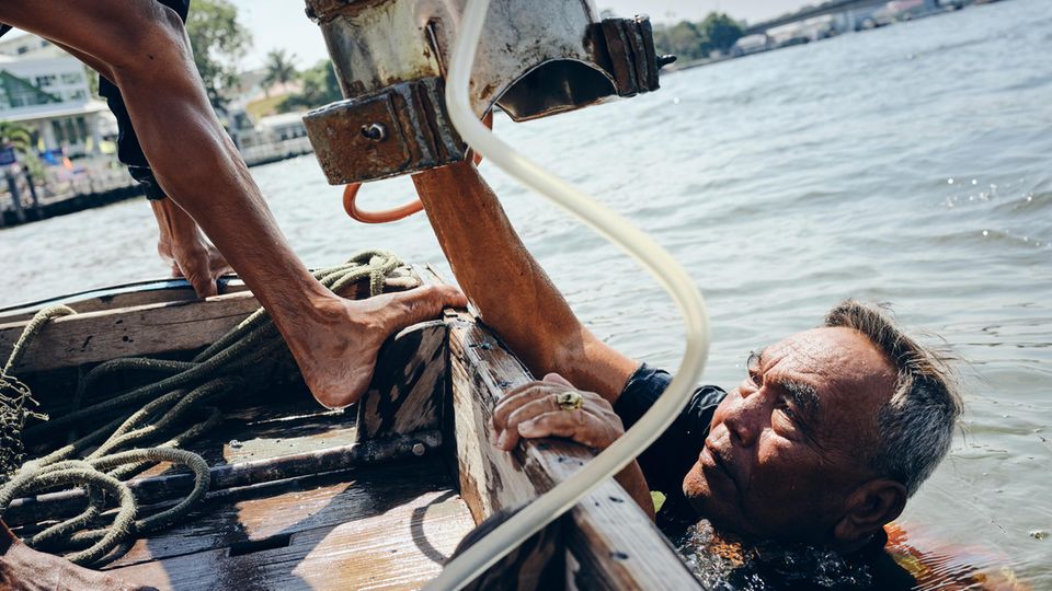 Udom Khamking geht mit seiner selbst gebauten Taucherglocke auf Schatzsuche