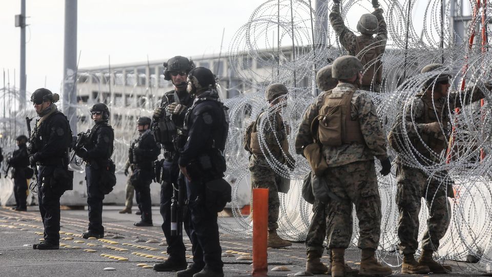 US-Grenzschützer errichten im November 2018 an der Grenze zu Mexiko Stacheldrahtbarrieren